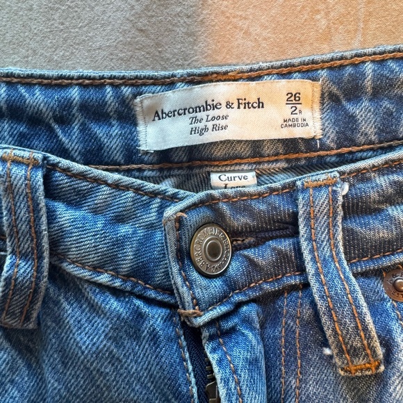 Abercrombie & Fitch Curve Love Loose Fit Medium Blue Jeans - Size 26 Regular - Picture 2 of 8